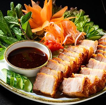 香ばしさが自慢のバリバリチキン焼きは必食です！