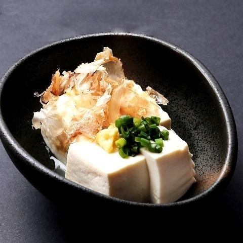 Cold tofu to eat with condiments