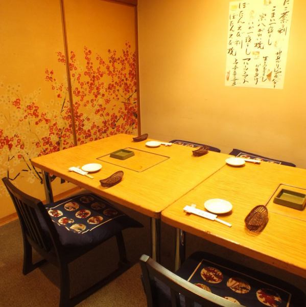 【During cedar cherry blossoms】 Private table table for 3 to 4 people.Since it is a seat chair, I will relax by stretching out my legs.◎ also to those who are not good at home