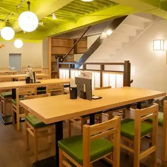 全120席を誇る当店のメインフロアに位置するテーブル席は、居酒屋ならではの心地よい活気を感じながら、料理や銘酒を楽しむことが出来ます。