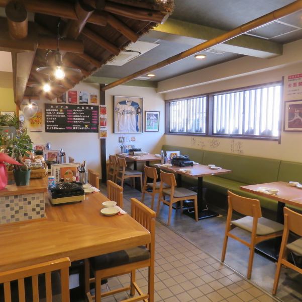 【1階テーブル・カウンター席】木のぬくもりが心地よい広々としたテーブル・カウンター席。友人同士の飲み会や女子会、会社の宴会など、様々なシーンに柔軟に対応いたします。開放感のある店内で、こだわりのジンギスカンと豊富なドリンクを囲みながら、最高の時間をお過ごしください☆