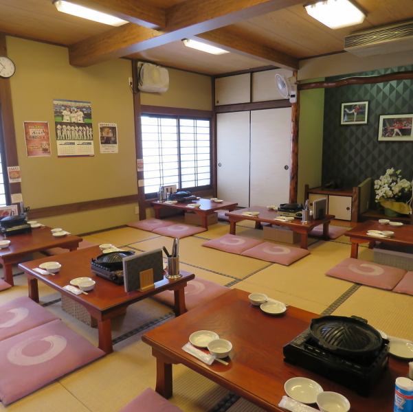 【2階座敷】最大32名まで対応可能です◎宴会はもちろん、お子様連れのご家族でも周りを気にせず、ゆったりとくつろげる空間です。足を伸ばして過ごせるため、長時間のご利用でも快適。大切なひと時を、落ち着いた雰囲気の中でお楽しみいただけます。おおよそ20名以上の場合、貸切も可能です◎(要相談)