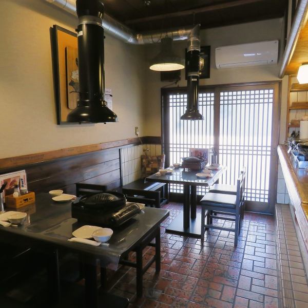 【個室予約承ります◎】プライベート感を重視した個室は、最大8名様までご利用可能!周囲を気にせず過ごせるため、お子様連れのご家族にも大変おすすめです。また、こちらの空間では喫煙も可能ですので、愛煙家の方も心置きなく、本場のジンギスカンをゆっくりとお楽しみいただけます。