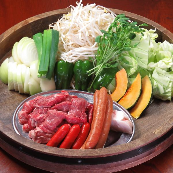 香り高く焼き上げる!ジンギスカンセット(ラム肉秘伝のタレ)/2850円(税込)※1人前