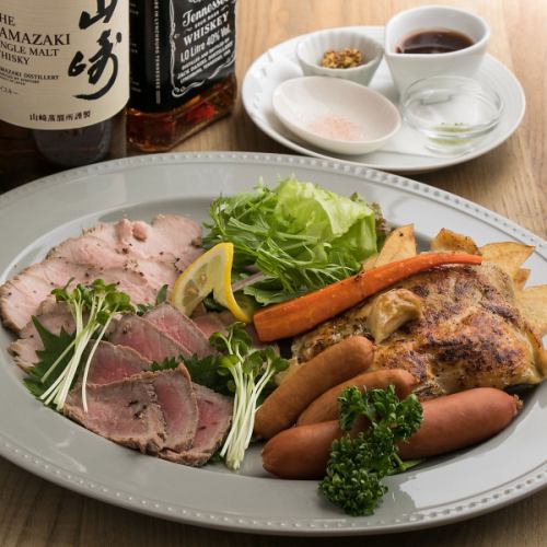 [Popular] Enjoy three kinds of meat including the popular roast beef Meat platter 2,300 yen (tax included)