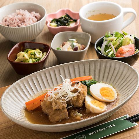 昼はセレクトランチが人気のカフェ、夜はダイニングバーとしてお酒が楽しめます♪