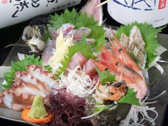 【人气套餐☆】4,400日元+2小时无限畅饮☆肉、鱼、披萨等8种菜品的超值套餐！！