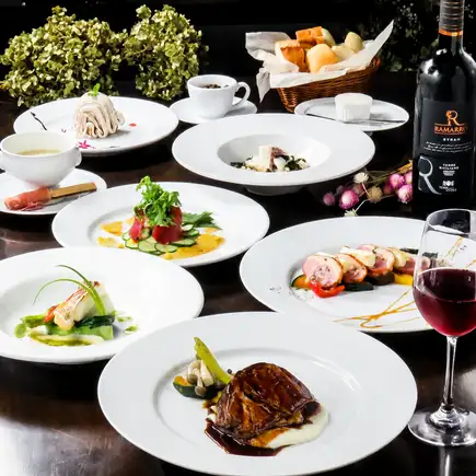 A limited-time course featuring seasonal ingredients, specially prepared by the chef: 10-course "Luxury Indulgence Course" for 7,000 yen.