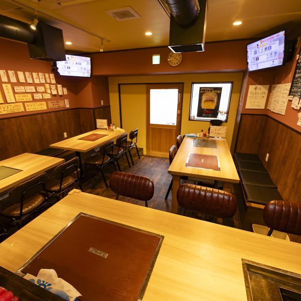 テーブル席は、5名掛けが2卓、7名掛けが1卓と、グループ利用に最適な構成♪飲み会や女子会、ご家族での食事など、人数に応じて柔軟に対応可能〇広々とした席で、会話も弾み、料理を囲んで楽しい時間を過ごせます★おまかせコースや飲み放題プランとの相性も抜群で、満足度の高いひとときを演出します◎