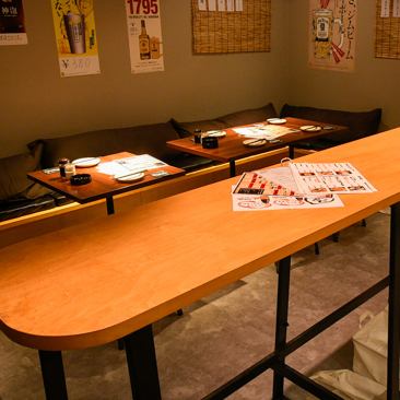 [There is a standing counter] In addition to the seated style counter, there are also 6 standing style counter seats.Please enjoy our specialty dishes with delicious sake.