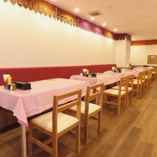 綺麗で広々とした店内は、最大60名様まで対応しております。ご家族やご友人、大小宴会など、様々なシーンでご利用いただけます。お得なセットやコースもご用意しております♪