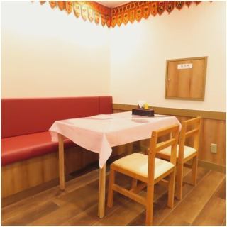 ご家族やご友人との利用に最適な4名様用テーブル席。壁側のお席は、ゆったりとお座りいただけるソファタイプとなっております。