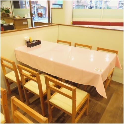 グループでのご利用にも嬉しい6名様用テーブル席もご用意しております。