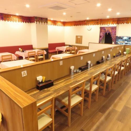 全8席のカウンター席は、お一人様でもお気軽にご利用いただけます。