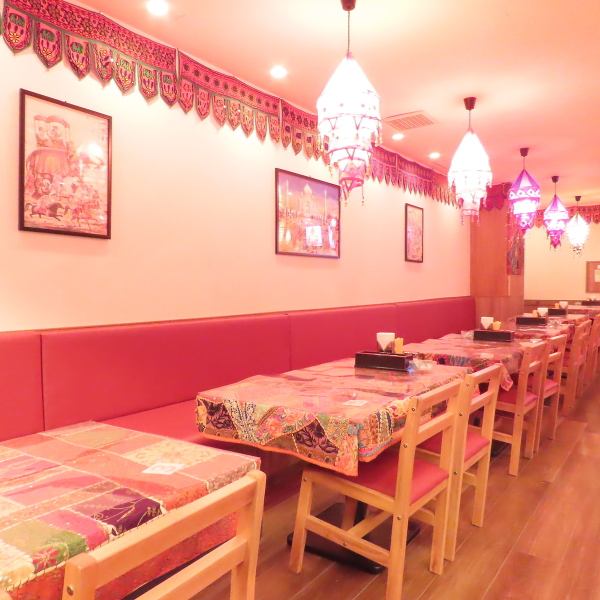 綺麗で広々とした店内は、最大60名様まで対応しております。ご家族やご友人、大小宴会など、様々なシーンでご利用いただけます。お得なセットやコースもご用意しております♪