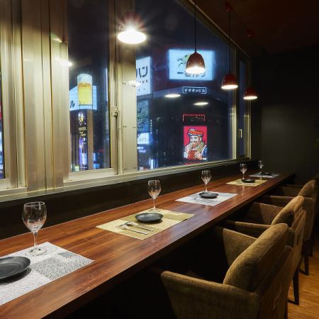 We also have counter seats where you can enjoy the night view of Susukino!