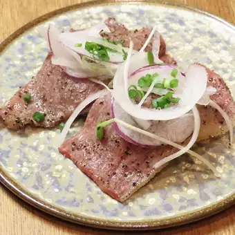 アボカドと和牛もも肉の炙り　わさび醤油