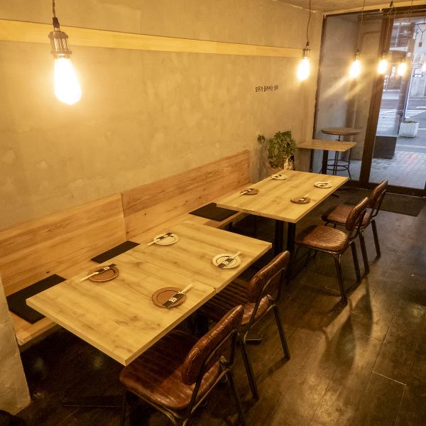 나무의 따뜻함을 느끼는 차분한 테이블 석은 동료와의 말이나 가족의 단란에 딱! 등받이있는 의자로 장시간이라도 쾌적하게 보낼 수 있도록 배려되고있어 요리와 대화를 차분히 즐길 수 있습니다.소인원으로의 이용은 물론, 테이블을 연결한 그룹 이용이나 연회에도 대응 가능! 생일회 등 특별한 때에도 추천♪