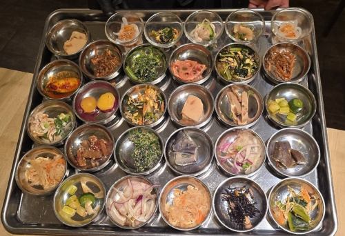 You can choose 4 of your favorite small dishes from 12 kinds.