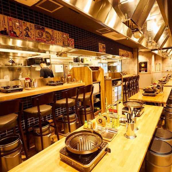 [For dates that don't stretch your shoulders!] Enjoy the meat and sake that you are proud of at the spacious table seats ♪ There are counter seats in addition to the table seats! The charter can accommodate up to 48 people! The cheerful atmosphere enhances the dishes even more deliciously! Welcome to use with a small number of people! For a little drink or a date ♪
