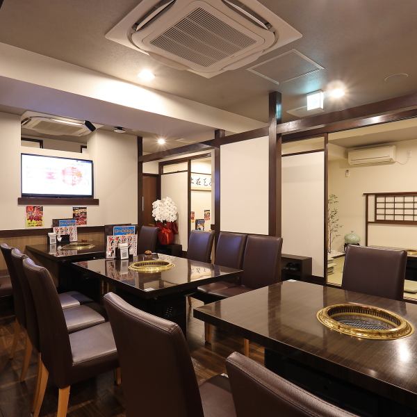 高級感のある落ち着いた空間に、ゆったりとしたテーブル席をご用意しております。プライベートなお食事から、グループでの飲み会など、様々なシーンでご利用いただけます。上質な焼肉を、落ち着いた雰囲気の中でゆっくりとお楽しみください。