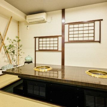 周りを気にせず、お客様だけの時間を過ごせる完全個室を完備しています。4名様、6名様、8名様など人数に合わせてご利用いただけますので、接待や会食、ご家族での大切な記念日など、幅広いシーンでご利用くださいませ♪