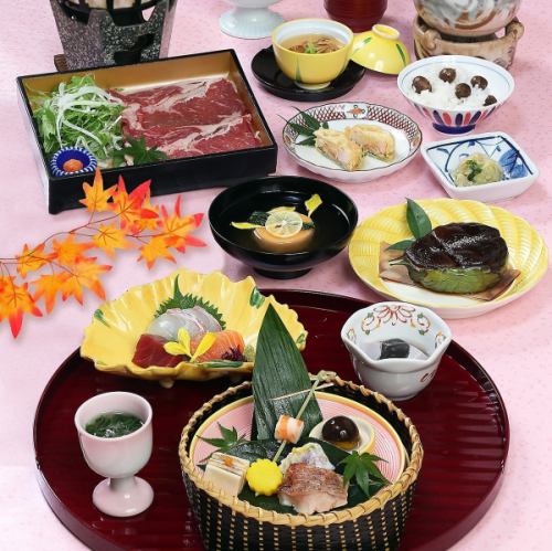 迷你懷石套餐4,500日圓（含稅）起，還有附茶碗蒸煮和湯品的套餐。
