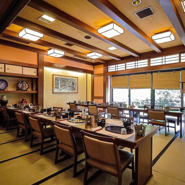 《ご宴会におすすめ》この時期引っ張りだこの大型宴会が可能◎最大宴会人数120名様で宴会可能◎宴会席をご用意！全体を見渡せる空間ですので、主役のいる宴会にも便利です♪ご家族でのプライベートでも会社同士の各種宴会と相性抜群◎使い勝手抜群なお席となっておりますので利用目的に応じてお気軽にお問合せください♪