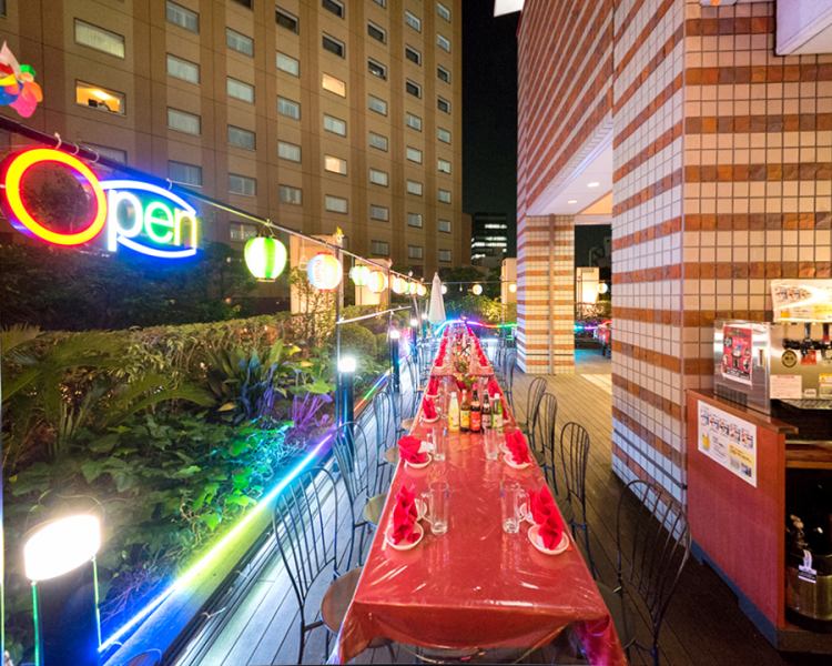 白を基調として洋風のデザインを取り入れた、モダンで落ち着ける店内。中でも、長く広々としたソファーでゆったりとお寛ぎいただけるソファー席は人気の空間です。、ご友人とのご宴会やお誘い合わせのご宴会に最適。