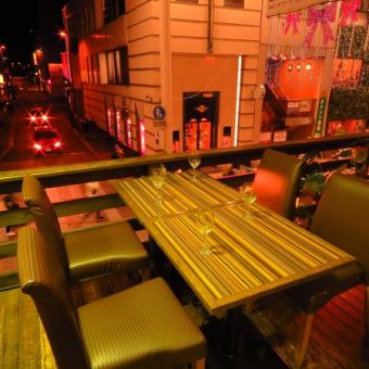还有一个露台座位，您可以一边欣赏上街，一边优雅地用餐。这是一个气氛很好的座位，非常适合私人聚会！