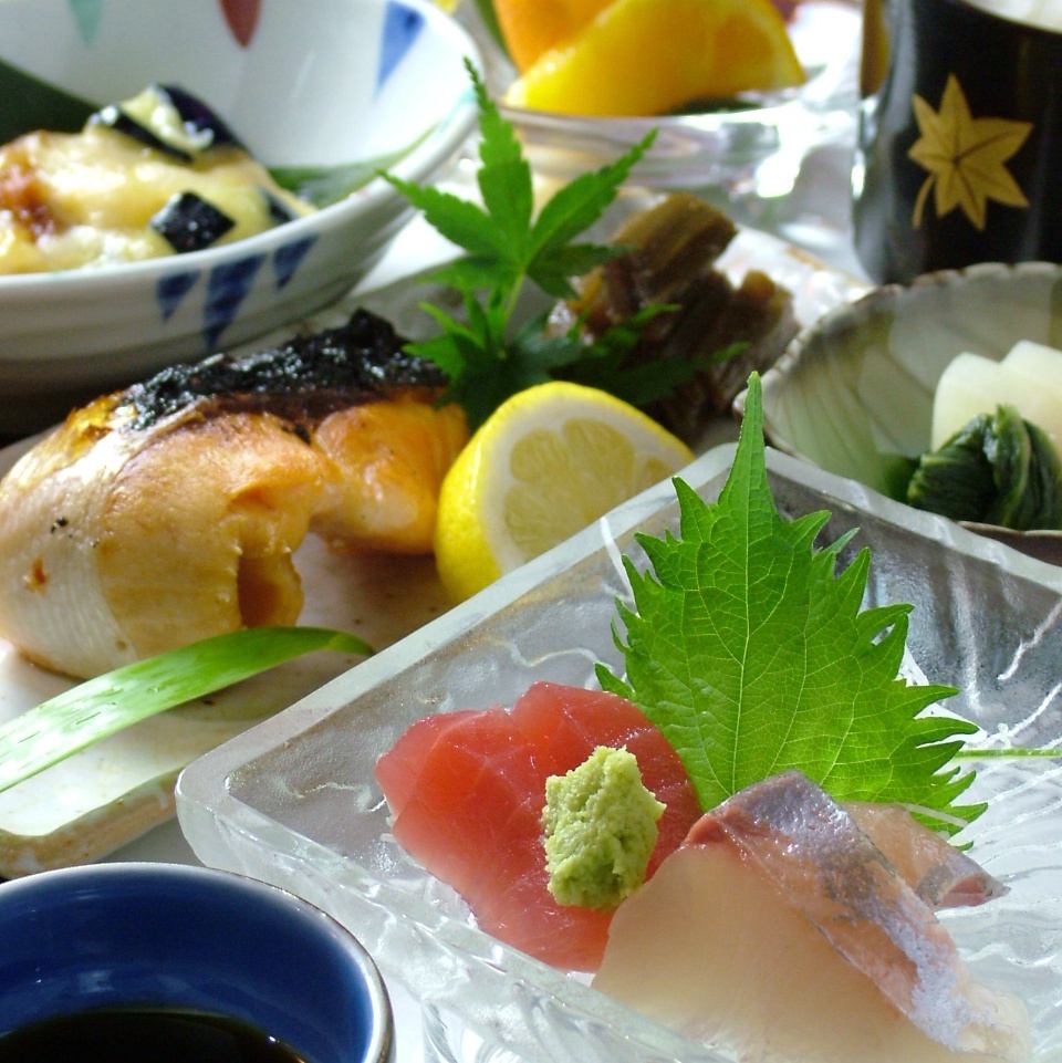 肉、野菜、魚を含む9品の日替わりランチがお得な980円