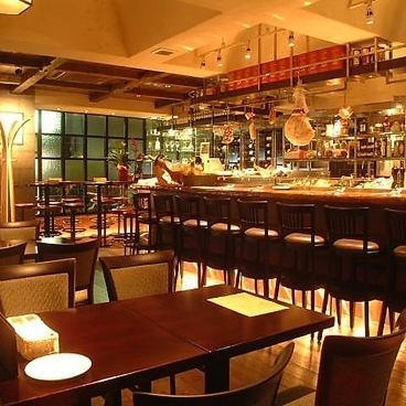 どの席に座ってもおしゃれな店内が見渡せます。壁には一面にワインが！そこから飲みたいものを探すのも面白いですね。