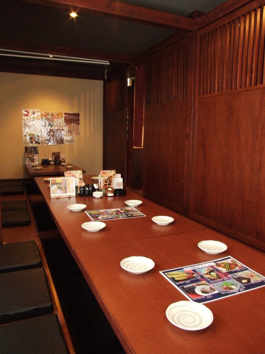 Accommodates up to 30 people! There are private rooms with sunken kotatsu tables that can be partitioned according to the number of people.