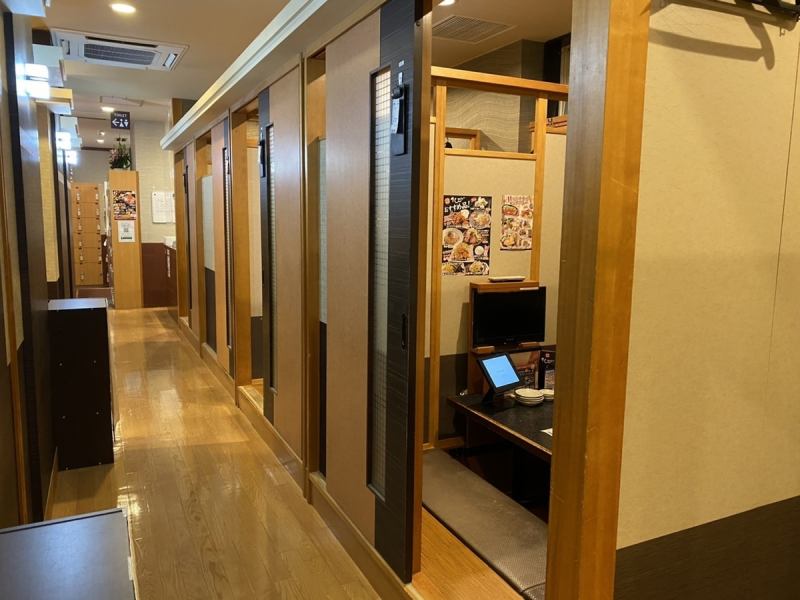 All rooms are private rooms equipped with TVs! There are counter seats ♪♪ Private room banquets available for up to 50 people ☆ Can be used for various occasions!