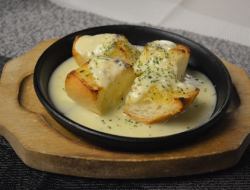 Garlic Toast with Grilled Blue Cheese