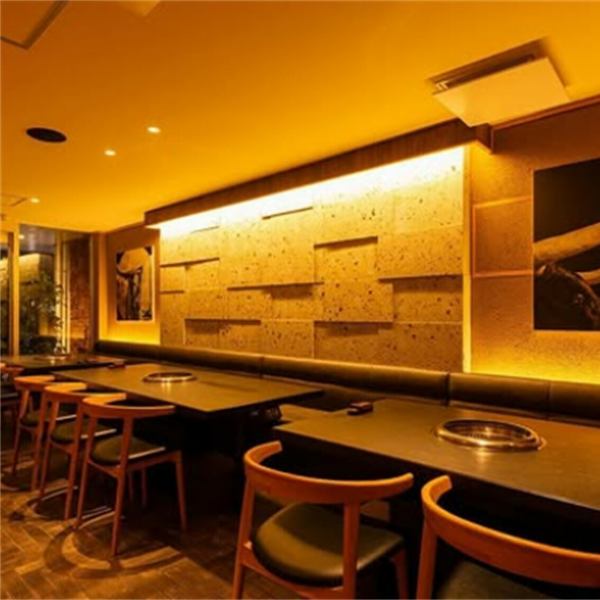 <Shinsaibashi Yakiniku Shin> The interior of the restaurant has a luxurious and relaxed atmosphere.The modern space is illuminated with warm lighting.Please feel free to use our private space for a variety of occasions, such as company parties, banquets, anniversaries, birthdays, and sightseeing.