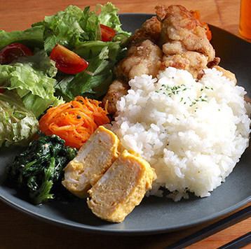 【サクサクジューシー！こだわりの唐揚げプレート】スープ＋ドリンクセット