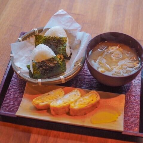 ほっこりおにぎりセット ～お味噌汁・お漬物付き～