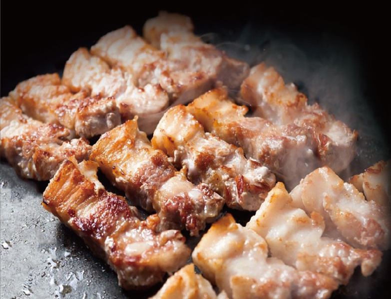 [★Our most popular★] "Raw samgyeopsal" - pork belly that is so sweet the more you bite into it *Courses with all-you-can-drink are also available♪