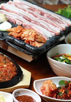 [Affordable course★] Includes 2 hours of all-you-can-drink! Fresh makgeolli is also available ◎ 7 dishes including samgyeopsal and pancake → 4,000 yen