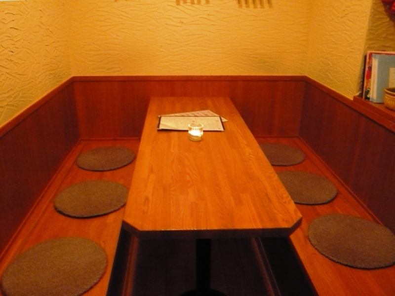 ゆったり寛ぎのテーブル席!落ち着いてお食事やお酒、会話を楽しむことができます。