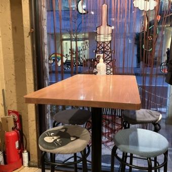 ほどよい距離感でお座りになられることで会話が弾むこと間違いなし◎ご友人や会社仲間、ご家族との楽しいひとときをお過ごしいただけます。