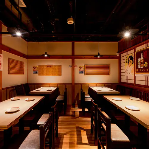 <p>カジュアルな接待やお仲間内でしっぽりと宴会・お食事・お酒が楽しめるテーブル席でどうぞ！2名様の少人数から団体様までのお席を多数ご用意しております！お席を繋げれば団体様でもテーブル席でご利用いただけます！会社の部署宴会や打ち上げなどにも最適な空間です！</p>