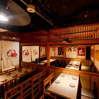 グループでの飲み会や宴会におすすめのテーブル席！仲間内での飲み会や宴会に最適なテーブル席！お仕事帰りに会社の同僚とサクッと飲みたい時、女子会などにも気軽に使えるお席です！ゆったりとした空間で当店自慢の料理と美味しいお酒をお楽しみください！お席のご相談やご希望などもお気軽にお問い合わせください！