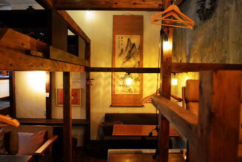 帶有閣樓內部概念的木質空間。店舖內部，古舊的日本家具被放置在光禿禿的混凝土中，出奇地平靜。