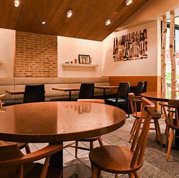 店内は、北欧をモチーフにした空間で木をメインに構成されております。北欧をイメージしたデザインの天井や、実際に各国で使用されている木で作られた世界各国カトラリーをインテリアとして飾っているのもポイントです◎