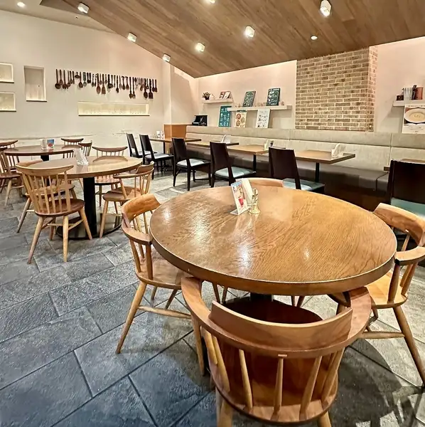 店内は、北欧をモチーフにした空間で木をメインに構成されております。北欧をイメージしたデザインの天井や、実際に各国で使用されている木で作られた世界各国カトラリーをインテリアとして飾っているのもポイントです◎