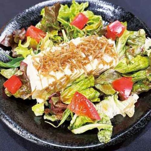 揚げしらすとトマトのとうふサラダ