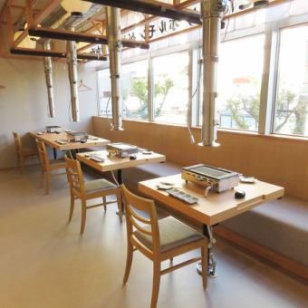 Depending on the number of guests, additional tables can be added to accommodate up to 20 people.We will have the tables facing each other in a row, so you can have a banquet with a sense of unity◎