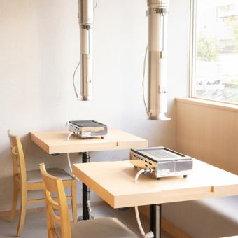 At the back of the store, there are 5 tables that can accommodate 2 people.It is located next to the window and has an open feel.There are roll curtains separating the tables, so you can enjoy your time without worrying about your neighbors.